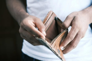 Ein Kredit eignet sich unter anderem, um finanzielle Engpässe zu überbrücken Foto von Towfiqu barbhuiya auf Unsplash
